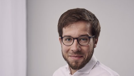 pressefoto-victor-perli.jpg